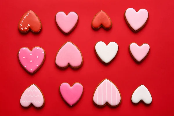 Νόστιμα Μπισκότα Σχήμα Καρδιάς Κόκκινο Φόντο — Φωτογραφία Αρχείου