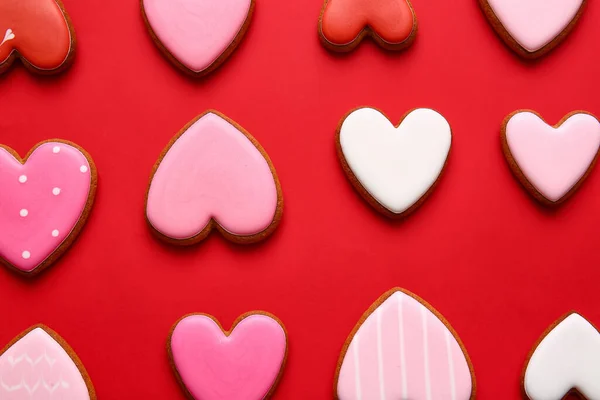 Savoureux Biscuits Forme Coeur Sur Fond Rouge — Photo