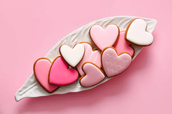 Placa Com Saborosos Biscoitos Forma Coração Fundo Rosa — Fotografia de Stock