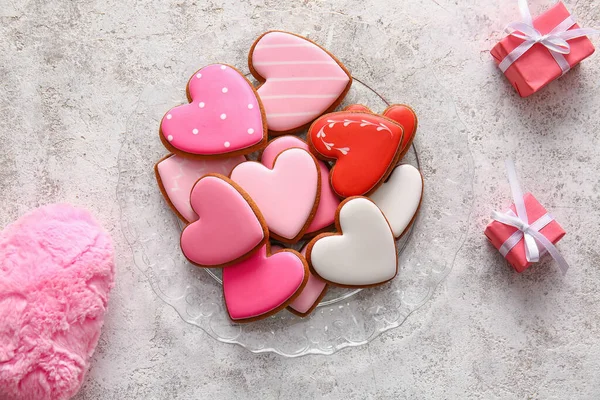 Placa Con Sabrosas Galletas Forma Corazón Cajas Regalo Sobre Fondo — Foto de Stock