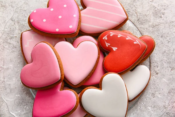 Assiette Avec Savoureux Biscuits Forme Coeur Sur Fond Clair Gros — Photo