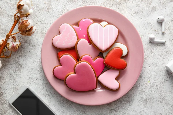 Placa Com Saborosos Biscoitos Forma Coração Fones Ouvido Telefone Celular — Fotografia de Stock