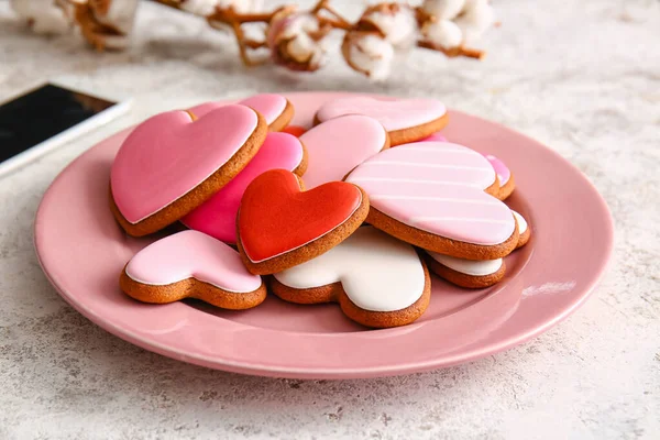 Plaat Met Smakelijke Hartvormige Koekjes Lichte Ondergrond — Stockfoto