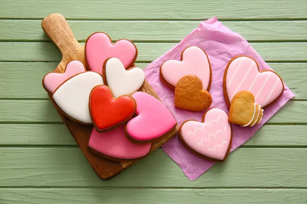 Board Tasty Heart Shaped Cookies Green Wooden Background — Stock Photo, Image