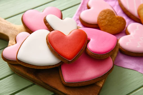Board Tasty Heart Shaped Cookies Green Wooden Background Closeup — Stock Photo, Image