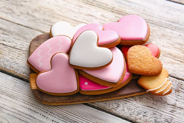 Placa Com Saborosos Biscoitos Forma Coração Fundo Madeira Branca — Fotografia de Stock