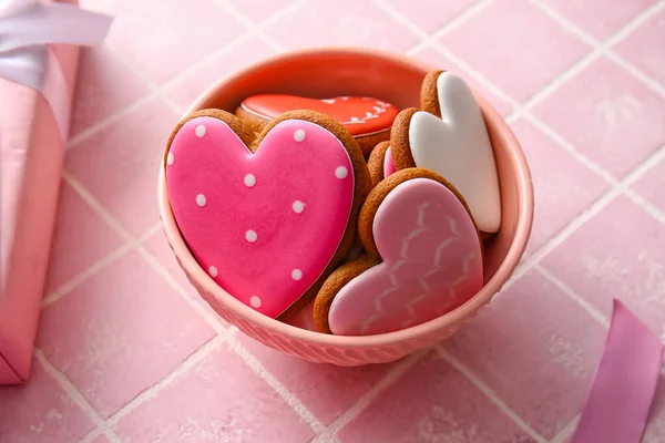 Bowl Tasty Heart Shaped Cookies Tile Background — Stock Photo, Image