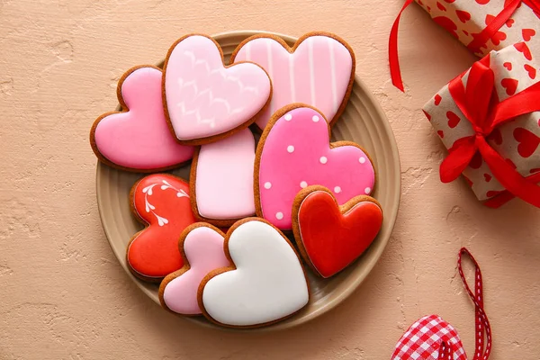 Placa Com Saborosos Biscoitos Forma Coração Caixas Presente Fundo Bege — Fotografia de Stock