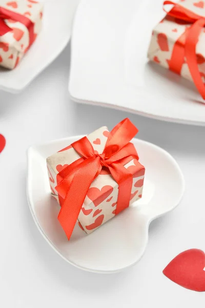 Schöne Herzförmige Teller Und Geschenke Auf Weißem Hintergrund Nahaufnahme — Stockfoto