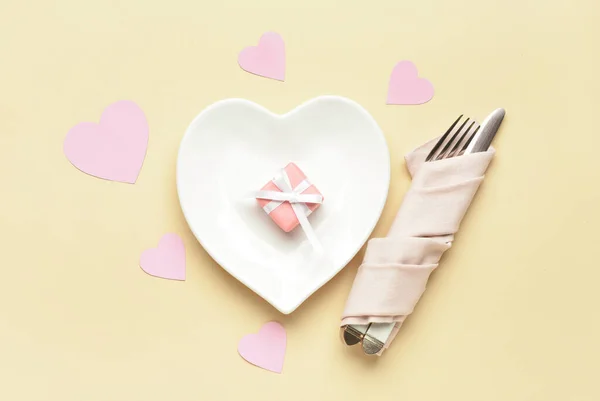 Hermosa Placa Forma Corazón Con Regalo Cubiertos Sobre Fondo Beige — Foto de Stock