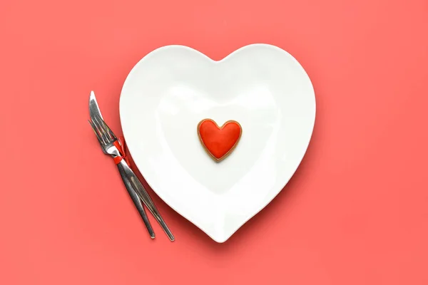 Beautiful Heart Shaped Plate Cutlery Red Background — Stock Photo, Image