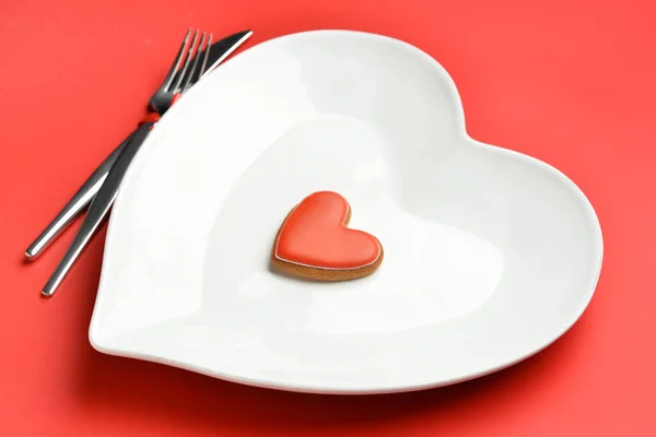 Beautiful Heart Shaped Plate Cutlery Red Background Closeup — Stock Photo, Image