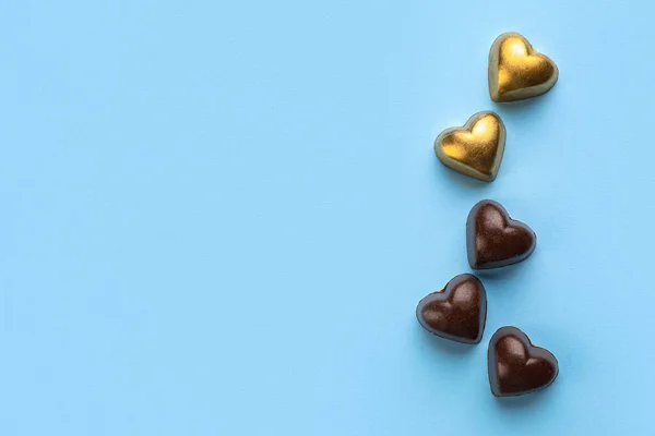 Gustose Caramelle Forma Cuore Sfondo Blu — Foto Stock