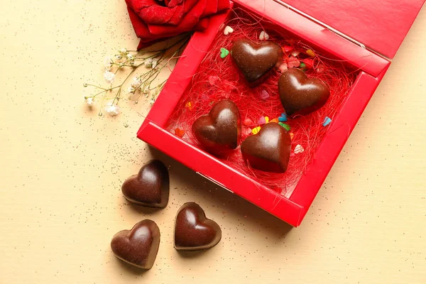 Schachtel Mit Leckeren Herzförmigen Bonbons Auf Beigem Hintergrund — Stockfoto