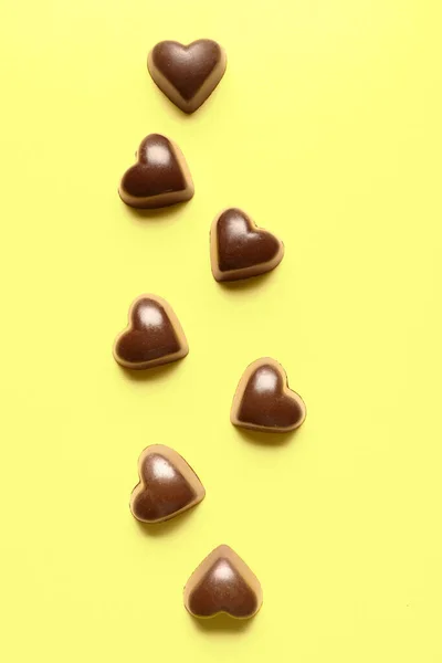 Sabrosos Caramelos Forma Corazón Sobre Fondo Amarillo — Foto de Stock