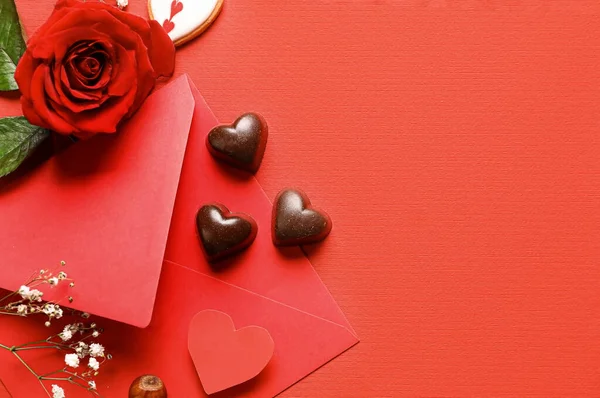 Νόστιμες Καραμέλες Σχήμα Καρδιάς Φάκελο Και Τριαντάφυλλο Κόκκινο Φόντο — Φωτογραφία Αρχείου