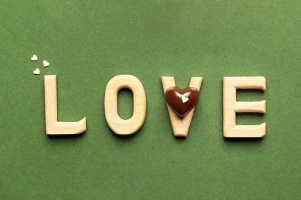 Mot Amour Savoureux Bonbons Forme Coeur Sur Fond Vert — Photo