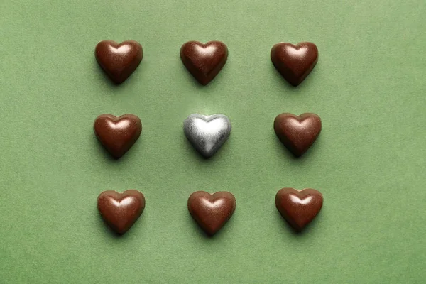 Savoureux Bonbons Forme Coeur Sur Fond Vert — Photo
