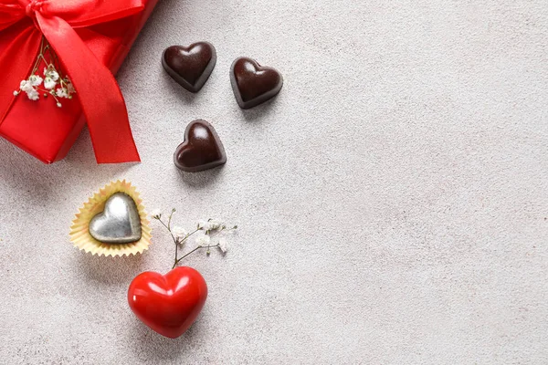 Schachtel Mit Leckeren Herzförmigen Bonbons Auf Hellem Hintergrund — Stockfoto