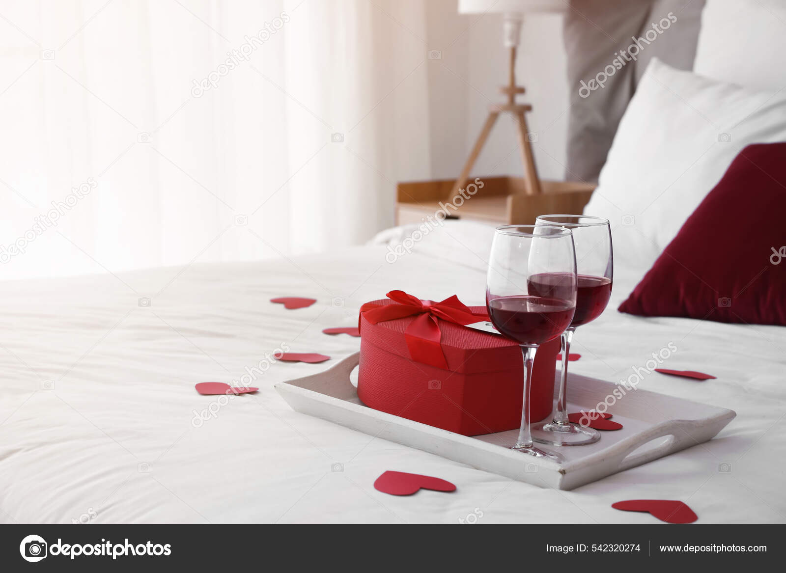 Bandeja Con Regalo Para San Valentín Copas Vino Tinto Cama — Foto de stock  #542320274 © serezniy, image size:1600x1167