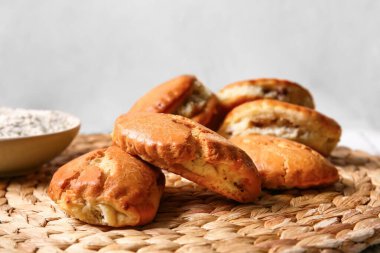 Süzme peynirli lezzetli sochniki.