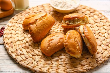 Süzme peynirli lezzetli sochniki.