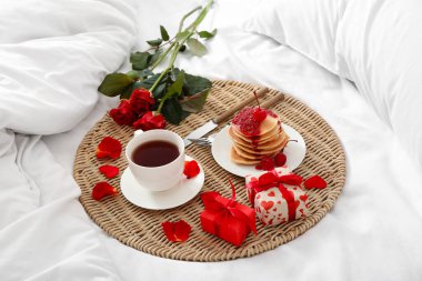 Güzel güller, kahvaltı ve yumuşak yatakta Sevgililer Günü için hediyeler