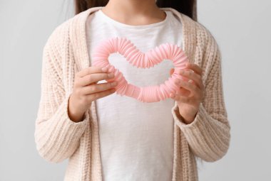 Pembe pop tüplü küçük kız arka planda, yakın plan.