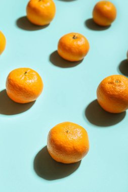 Renkli arka planda birçok olgun mandalina