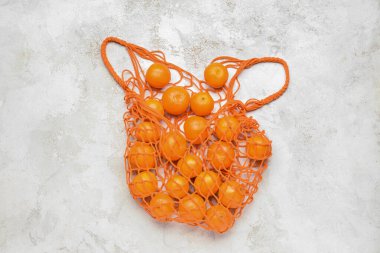 Hafif arka planda lezzetli mandalinalı çanta.