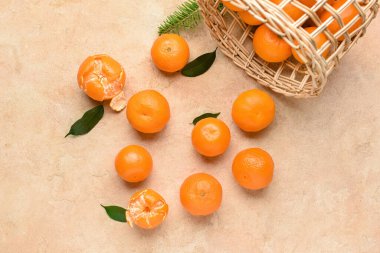 Bej arka planda lezzetli mandalinalı hasır sepet.