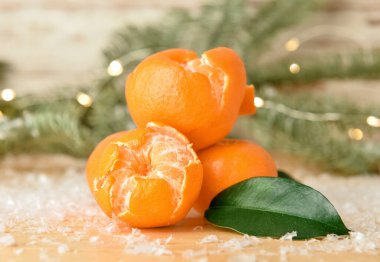 Lezzetli mandalinalar ve masada kar