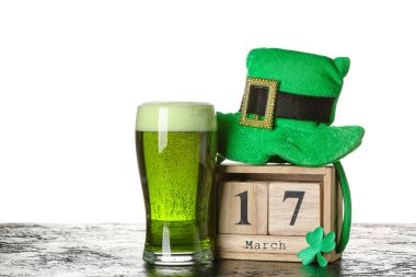 Leprikon 'un şapkası, takvimi ve bir bardak bira beyaz arka planda. Aziz Patrick Günü kutlaması