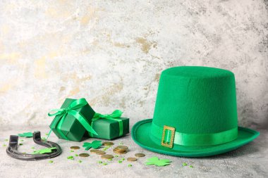 Leprikon şapkası, at nalı ve arka planda hediye kutuları. Aziz Patrick Günü kutlaması