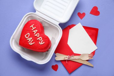 Lezzetli bento kekiyle plastik beslenme çantası ve mor arka planda Sevgililer Günü için mektup.