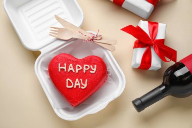 Lezzetli bento keki ve bej arka planda Sevgililer Günü hediyesi olan plastik beslenme çantası.