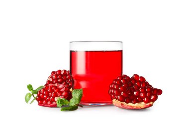 Beyaz arka planda bir bardak lezzetli nar suyu.