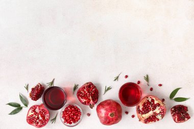 Beyaz arka planda lezzetli nar suyu ve taze meyveler.