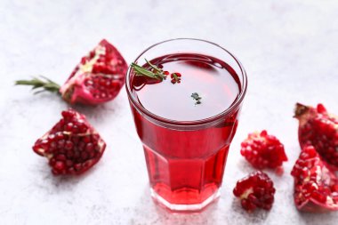 Hafif arka planda bir bardak lezzetli nar suyu.