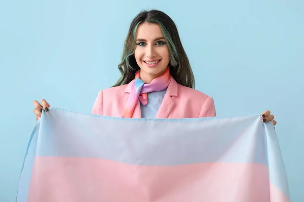 Piękna Młoda Kobieta Nietypowymi Włosami Transgenderową Flagą Tle Koloru — Zdjęcie stockowe