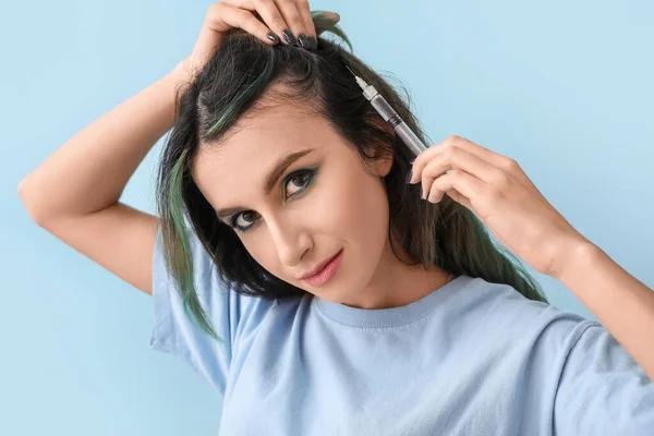 Молодая Женщина Проблемой Выпадения Волос Получает Инъекцию Цветном Фоне — стоковое фото