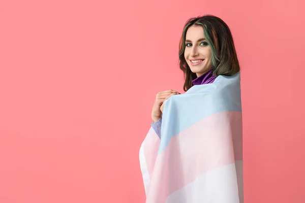 Piękna Młoda Kobieta Nietypowymi Włosami Transgenderową Flagą Tle Koloru — Zdjęcie stockowe
