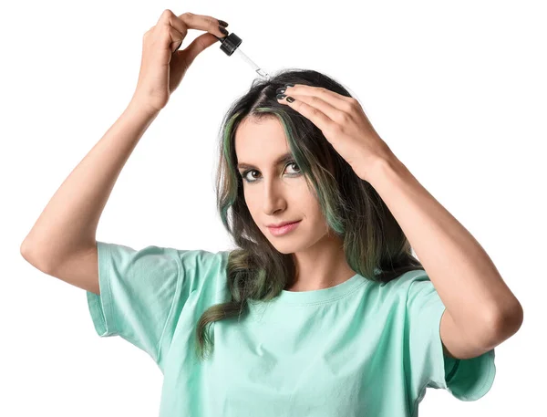 Junge Frau Verwendet Serum Zur Behandlung Von Haarausfall Auf Weißem — Stockfoto