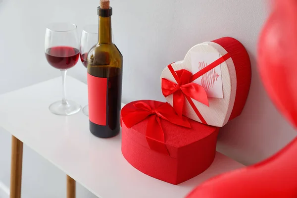 Prezenty Walentynki Czerwone Wino Stole Pokoju — Zdjęcie stockowe