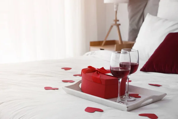 Tablett Mit Geschenk Zum Valentinstag Und Glas Rotwein Auf Dem — Stockfoto