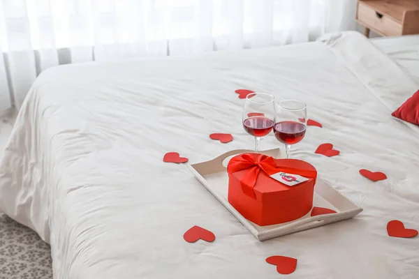 Tablett Mit Geschenk Zum Valentinstag Und Glas Rotwein Auf Dem — Stockfoto