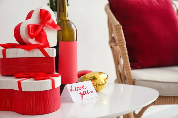 Cadeaux Pour Saint Valentin Vin Rouge Sur Table Dans Chambre — Photo