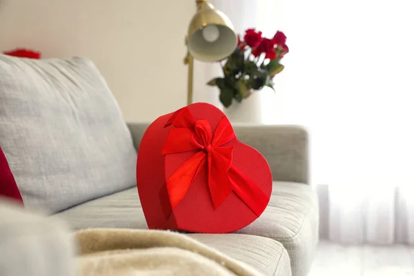 Geschenk Zum Valentinstag Auf Der Couch Zimmer — Stockfoto