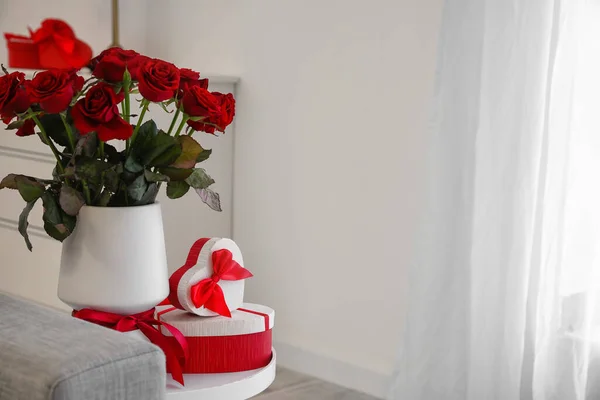 Geschenke Zum Valentinstag Und Rosenblumen Auf Dem Tisch Zimmer — Stockfoto