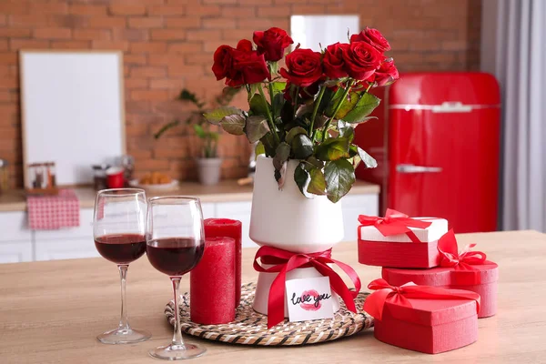 Geschenke Zum Valentinstag Und Rosenblüten Mit Weingläsern Der Küche — Stockfoto